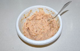 Солим и перчим фарш, подливаем немного сливок, приправляем перцем, солью. И несколько минут вымешиваем вилкой, придавая ему однородность и эластичность. После чего отбиваем . Если есть время, ставим минут на 20 в холодильник – легче будет лепить.