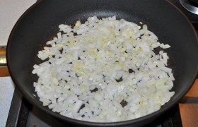 Вторую луковицу тоже шинкуем и отправляем в разогретое масло, пассеруем 7-8 минут.