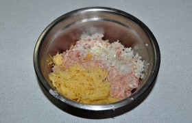 Для таких фрикаделек мясо пропускаем через мелкую решетку мясорубки 2-3 раза с луком и тертой картофелиной. Но лучше сделать это в блендере, чтобы получить густой, вязкий, тонко помолотый фарш. Который мы еще приправляем, вымешиваем и отбиваем .