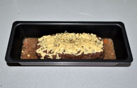 Запекаем 30-35 минут, посыпаем тертым сыром, запекаем еще 10-15 минут. Форму с рулетом вынимаем, накрываем крышкой или фольгой, оставляем на 10-15 минут, после чего подаем.