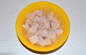 Нарезаем филе кролика средним кубиком, если это другие части тушки – просто на небольшие куски. Опускаем в холодную воду на 30-40 минут – это помогает и удалить вредные вещества из мяса, и сделать его белее, нежнее и сочнее. Воду пару раз меняем. И избавляемся от нее с помощью дуршлага.