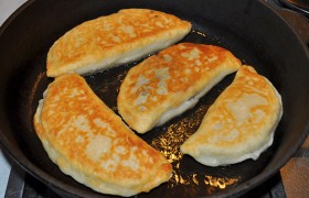 Отбивные в тесте получаются довольно толстые, потому масла мы наливаем больше, чем обычно, 4-5 ст. ложек, когда оно  перекалилось  – ставим средний огонь и жарим каждую сторону по 5-6 минут, до хорошо подрумяненного теста. За это время отбивные отлично прожариваются.