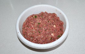 Пропускаем мясо 1 раз через мелкую решетку мясорубки, по ходу добавляя хлеб и лук. Добавляем сырые яйца, половину зелени, соль и перец. Вымешиваем до однородности (не менее 1,5 минут), отбиваем фарш.