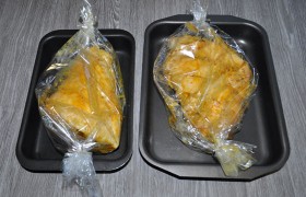 В любом случае - мясо запечется лучше и будет мягче, если имеет перед посадкой в духовку комнатную температуру. Т.е. из холодильника мясо надо достать заранее. Предварительно разогреваем духовку до 200°. Большой рульке потребуется в среднем полтора часа или больше для готовности, маленьким - меньше.