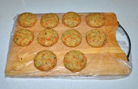 Биточки делаем небольшие, из расчета 2-3 штуки на порцию, примерно по 60 г каждый, т.е. 40-45 мм в диаметре и толщиной не более 2 см. Ладони при формовании биточков лучше смазать растительным маслом.