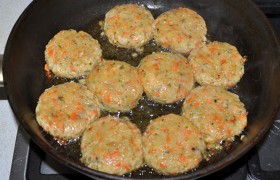 3-4 ст. ложки масла заливаем в толстодонную сковороду, 4-5 минут ждем, пока масло  перекаливается . Выкладываем биточки, жарим быстро, минуты полторы, до корочки, одну сторону. Переворачиваем, через 30-40 секунд снижаем огонь конфорки до среднего. Получив корочку со второй стороны, накрываем сковороду, выключаем конфорку и оставляем на 5-7 минут до подачи. 