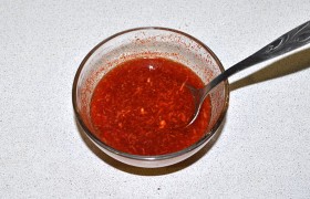 Для маринования окорока соединяем имбирь с вином, медом, паприкой и корицей.