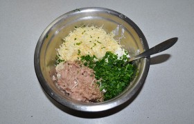 Мясо для фарша пропускаем через мелкую решетку мясорубки. В миску с фаршем добавляем сливочный и тертый твердый сыр, порубленную петрушку, соль, перец, нашинкованную очень мелко луковицу, вымешиваем и отбиваем . Убираем пока в холодильник.