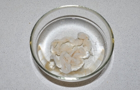 Из морозилки вынимаем оболочку, промываем струей из крана и замачиваем в холодной воде.