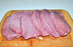 Промываем, обсушиваем в бумажных полотенцах свинину. Правильно – поперек волокон – нарезаем его ломтиками толщиной 15-18 мм.