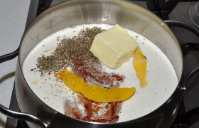 Кладем в подходящую по размеру посуду для тушения . Заливаем молоко и сливки, добавляем сливочное масло, перец и соль, свежесрезанные полоски цедры лимона, шалфей.