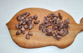 Сразу ставим варить куриные сердечки – промываем и опускаем в закипевшую воду, солим ее и бросаем лавровый лист и немного петрушки. Достаточно для варки 30-35 минут, после чего сердечки мы делим пополам вдоль.