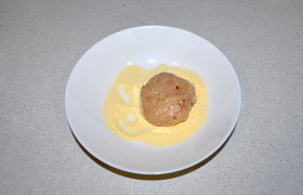 Лепим шарики. Обваливаем в муке – кукурузная дает более вкусную и аппетитную яркую корочку.