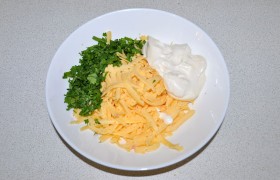 Натираем сыр, рубим зелень, смешиваем с майонезом. Смесь должна получиться густая.