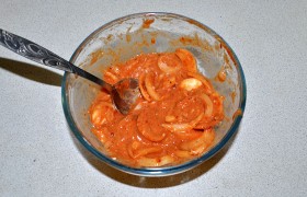 Луковицы нарезаем кольцами, чеснок очищаем,  раздавливаем  ножом. Добавляем яйца, томатную пасту, паприку, муку, перец, хорошо вымешиваем. 