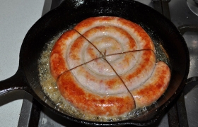 В сковороду вливаем масло, кладем круг колбасы и на небольшом огне жарим до готовности, по15-20 минут каждую сторону. Второй вариант – колбасу кладем в кастрюлю с холодной водой, отвариваем на небольшом огне (6-7 минут после закипания). Вынимаем, обсушиваем и обжариваем на среднем огне по 5-7 минут сторону.