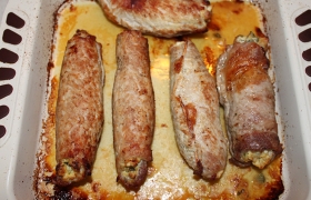 Накрываем вынутую форму фольгой, даем рулетикам отдохнуть 10-12 минут – и на стол.