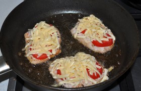 сыр, накрываем сковороду крышкой. Через минуту выключаем огонь, переставляем сковороду на другую конфорку, оставляем на 3-4 минуты – и всё. Мясо - поджаристое и сочное, сыр расплавился, аромат - соответствующий.