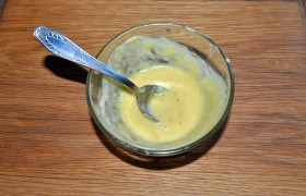 Смешиваем майонез, горчицу и мед, можно добавить измельченного чеснока.