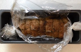 В духовке, нагретой до 180°, рулет запекается от 1,5 до 2-2,5 часов - в зависимости от его веса и толщины. Готовый рулет вынимаем из духовки, оставляем минут 20 отдохнуть, пока успокоятся все мясные соки.