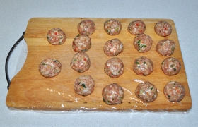 Формуем 18-20 фрикаделек по 25-30 г (35-40 мм в диаметре) г, выкладывая на доску, затянутую пленкой – чтобы фрикадельки не прилипли. И ставим минимум на 10 минут в холодильник.