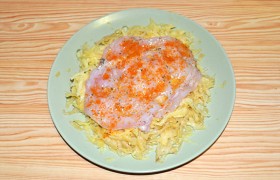 Вынув филе из льезона, даем ему стечь, посыпаем куркумой и паприкой. Если филе не мариновали – тогда только что отбитые филе посыпаем пряностями, солью, перцем и обмакиваем во взбитые яйца. Затем  хорошенько обваливаем, похлопывая ладонью, в картошке.