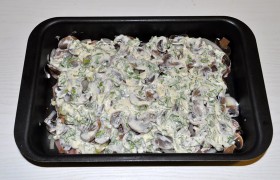 Этим густым соусом промазываем мясо с грибами.