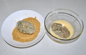 Каждую смачиваем во взбитом яйце, обваливаем в панировочных сухарях. 