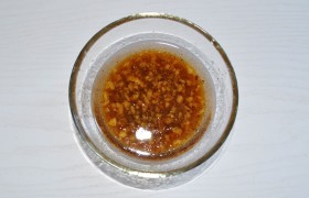 В одной мисочке вымешиваем компоненты маринада.