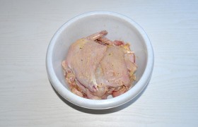 Кулинарной кистью тонко смазываем все куски горчицей, смешанной с тимьяном, посыпаем свежемолотой смесью перцев.