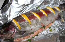 Делаем на одной стороне тушки 5-6 косых надрезов, в каждый вкладываем по ломтику лимона и тонкой пластинкой сливочного масла. Плотно закрываем тушку в фольгу – и ставим на средний уровень духовки, разогретой до 190°. Через 28-30 минут фольгу раскрываем и снова ставим в духовку на 12-15 минут.