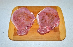 Снимаем кожу и часть жира. Положив в пищевой пакет, несильно отбиваем , посыпаем смесью перцев – прямо из мельнички. Готовим сразу - или оставляем отбивные в холодильнике на несколько часов.