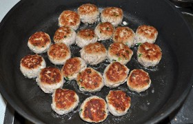 На сковороду выливаем пару ст. ложек масла, когда перекалится – снижаем огонь конфорки до средне-сильного и выкладываем фрикадельки. Обратите внимание – никаких брызг раскаленного масла. Быстро, до несильного подрумянивания, обжариваем фрикадельки с двух сторон.