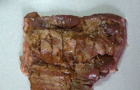 Ладонью щедро намазываем рулет с одной стороны, промазывая и разрезы, если они есть на нашем куске брюшины. Посыпаем рубленой зеленью.