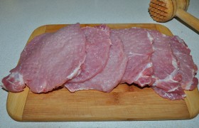 И  отбиваем  немного, до толщины 12-14 мм. Лучше – поместив в пакет и работая деревянным молотком. 