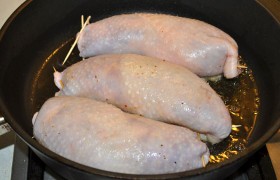 Жарим на сильном огне, но сначала 4-5 минут перекаливаем масло в сковороде, и только после этого выкладываем окорочка – вниз той стороной, где у нас зубочистки. Жарим до сильного подрумянивания в общей сложности 8-10 минут, по возможности – с 4 сторон. Окорочка в процессе немного «раздуваются», становятся толще и короче, но, если мы хорошо закрепили – соки не выпускают.