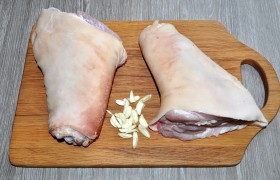 Начинаем с мытья и обсушивания рульки. Шпиговать мясо чесноком или нет - дело вкуса. Нет шпиговальной иглы - берем узкий нож. Протыкаем и заталкиваем целую или разрезанную вдоль дольку чеснока, окунув ее в соль.