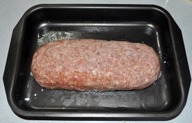 Вместе с бумагой переносим рулет в форму или на противень, переворачиваем аккуратно. Смазываем несколькими ложками молока (кистью) и ставим в нагревшуюся до 200° духовку на 30-35 минут. Один-два раза вынимаем и снова смазываем молоком.