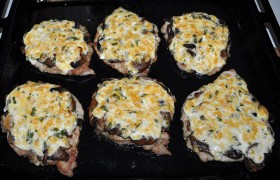 Ставим на 10 минут под разогревшийся гриль. Или, если без гриля, запекаем при максимальной температуре. Не передерживаем в духовке, иначе мясо может стать тверже.