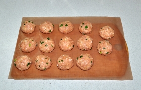 Фарш с добавками вымешиваем, хорошо отбиваем и лепим 12-14 тефтелей.