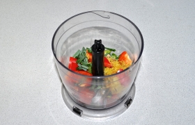 Готовим смесь овощей для фарша: сладкий перец, зеленый лук, лимонную цедру, половину имбиря, чеснок, часть острого перца и 2 ст. ложки соевого соуса закладываем в блендер, который быстро превратит все это в ароматные крошки.