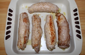 Перекладываем рулетики в форму с антипригарным покрытием и ставим запекаться примерно на 15 минут в духовку при 220-230°.