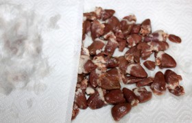 Выкладываем на бумажные полотенца, обсушиваем и нарезаем сердечки. Нам попались мелкие, потому разрезали пополам вдоль, более крупные лучше нарезать поперек на 3-4 части.