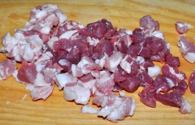 Делим мясо на две части – 300 и 500 г. 300 г нарезаем мелким кубиком.