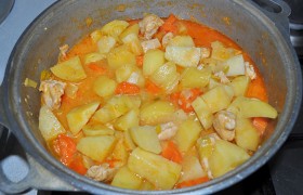 Перемешиваем и после закипания тушим – под крышкой и на слабом огне – 20-25 минут. И еще 10-12 минут держим на выключенной конфорке, накрыв казан сложенным полотенцем.