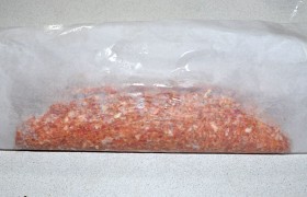 Поднимаем одну и вторую сторону бумаги, соединяем края, заделываем шов так, чтобы от него и следа не осталось.