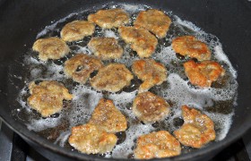 Для жарки сначала перекаливаем в большой толстодонной сковороде 3-4 ст. ложки масла – это делаем на большом огне. Затем совсем немного снижаем огонь и быстро выкладываем отбивные на сковороду. Отбивные у нас маленькие и тонкие, поэтому жарятся они очень скоро – буквально за 30 секунд подрумянивается одна сторона. При этом внутри остаются все соки, которые и придают сочность.