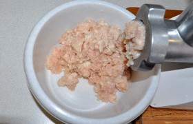 Итак, дважды пропускаем через мясорубку с мелкой решеткой куски крольчатины вместе с обжаренным луком, кусочками сливочного масла и слегка отжатым хлебом.