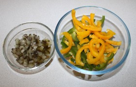 Спустя еще 10 минут, за которые не спеша шинкуем сладкий перец и соленые огурчики –