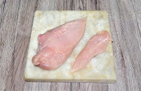 Моем филе под струей воды и обсушиваем бумажными полотенцами. Отделяем от больших - оба малых филе (миньоны).